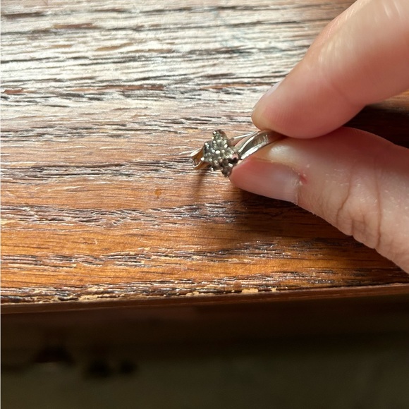10k Gold Diamond Cluster Ring - Picture 4 of 7